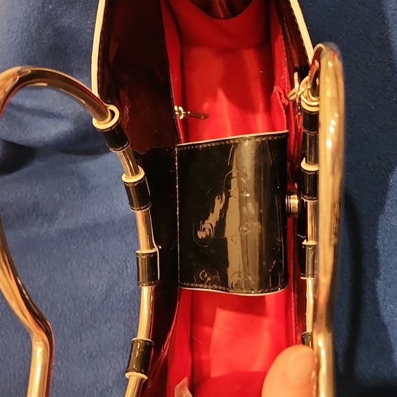 GUESS Black patent purse - Picture 4 of 6